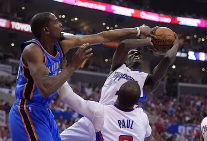 Durant intenta taponar a Darren Collison.