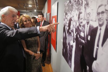 Vargas Llosa y Esperanza Aguirre, en la exposición dedicada al escritor.