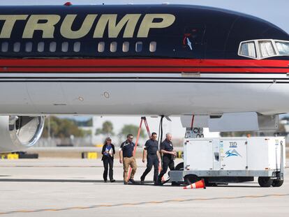 Personal de mantenimiento, este miércoles junto al 'Trump Force One', el avión privado del expresidente, en el aeropuerto de West Palm Beach (Florida).