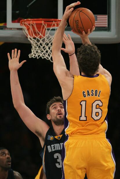 Pau Gasol y su hermano Marc, en un momento del partido.