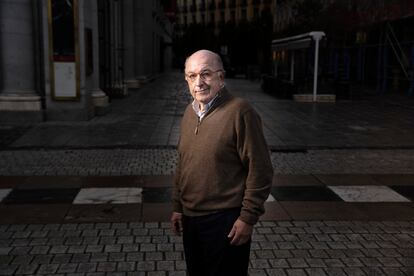 Joaquín Almunia. Fue ministro de Trabajo en el Gobierno socialista de 1982. En la imagen, posa en la plaza de Oriente de Madrid el 21 de octubre de 2022. 