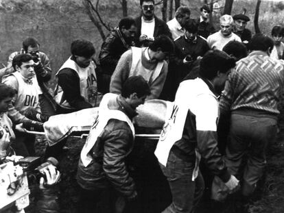 Miembros de la Asociación de Ayuda en Carretera de Guipúzcoa (DYA) extraen del río Bidasoa el cadáver de Mikel Zabalza, en 1985