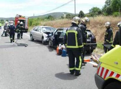 Los bomberos atienden el lunes a los heridos en la colisión de la M-501.