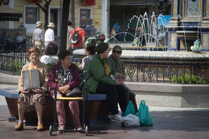 Vecinas de Algeciras en los bancos de la Plaza Alta de la ciudad andaluza.