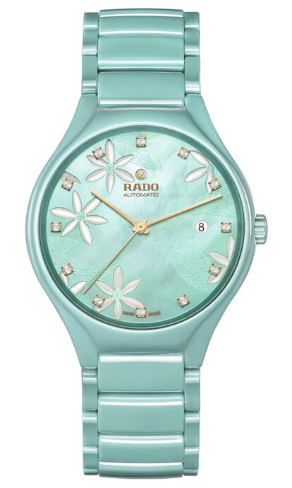 Cuando Rado confirmó su colaboración con Grandi Giardini Italiani en 2017, surgió la oportunidad de aunar su interés común por el diseño, la belleza y la naturaleza. Esta nueva colección, Rado True x Great Gardens of the World, constituye un logro de excepcional sutileza y armonía. El primer reloj de la serie es una pieza llena de inspiración, con la caja y el brazalete de cerámica turquesa. En cada índice, un diamante Top Wesselton añade notas de brillo a la esfera, protegida por un cristal de zafiro con revestimiento antirreflejo en ambas caras. Precio: 2.460 euros.