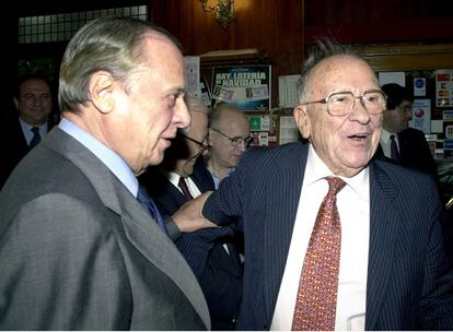 Sabino Fernández Campo ( i) y Santiago Carrillo ( d) en la presentación del libro <i>El Café Gijón</i> de Carlos González Espina en 2001.