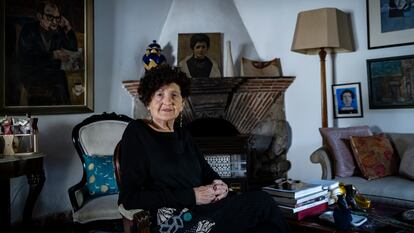 Margo Glantz en la sala principal de su casa en Ciudad de México.