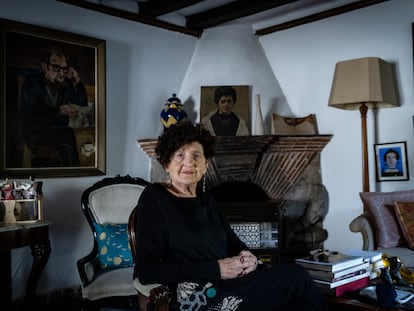 Margo Glantz en la sala principal de su casa en Ciudad de México.