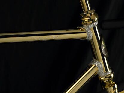 Esta bici de la marca sueca Aurumania est&aacute; fabricada en oro y lleva 600 cristales de Swarovski en las juntas. Pertenece a una serie limitada (10 ejemplares) cuyo precio ronda los 80.000 euros.