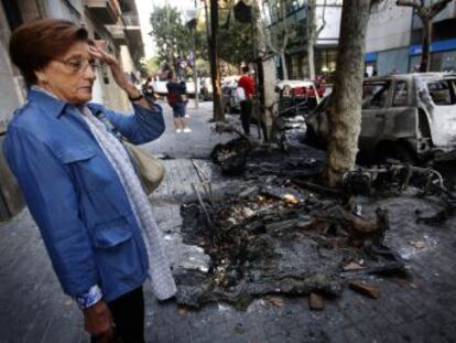 Son independentistas y no independentistas. Son decenas de personas que apagan rescoldos, devuelven lo que no ardió a su sitio y limpian las calles cuando se van los radicales