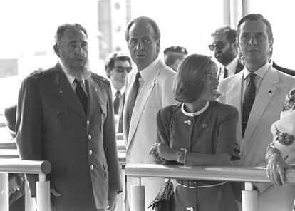 El líder cubano Fidel Castro junto con el rey Juan Carlos, durante la visita a la Expo el 26 de julio.