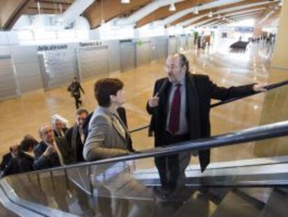 Cruz y Linde en la nueva terminal de pasajeros.