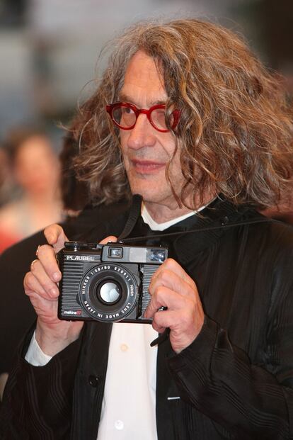 A Wim Wenders la cámara le hace juego con las gafas y ese aire bohemio que le caracteriza.