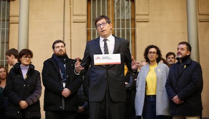 El exconsejero Mund&oacute;, reci&eacute;n salido de la c&aacute;rcel, ayer en un acto de ERC en la antigua prisi&oacute;n de Barcelona.