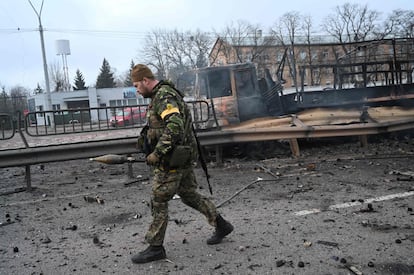 Miembros del servicio ucraniano recogen proyectiles sin explotar después de un enfrentamiento con un grupo de asalto ruso en Kiev.