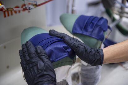 Nuevas rutinas. Una
trabajadora de la
Sociedad Textil Lonia,
fabricante de las
marcas Purificación
García y Carolina
Herrera, en Pereiro
de Aguiar (Ourense),
realiza el planchado
de una mascarilla.