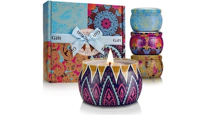 La caja incluye velas con fragancias como lavanda y limón.