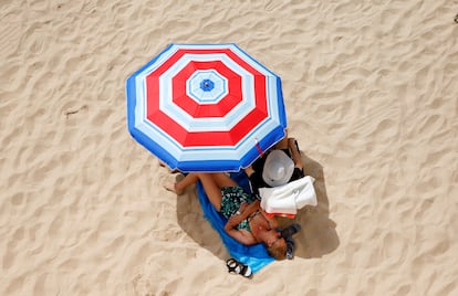 Dos de turistas disfrutan del sol y el mar en la playa de Levante de Benidorm, este viernes.