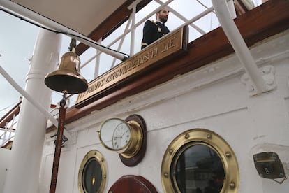 Detalle de la campana de a bordo, ubicada en la cubierta del buque escuela Juan Sebastián Elcano.