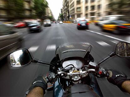 En una moto no hay carrocería, y en caso de accidente, el cuerpo recibe el impacto.