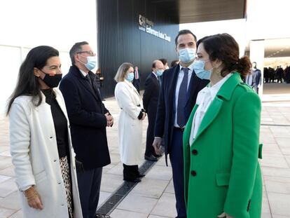 La presidenta de la Comunidad de Madrid, Isabel Díaz Ayuso (d), acompañada por el vicepresidente, Ignacio Aguado (2d), saluda a la portavoz de Vox en la Asamblea, Rocío Monasterio (i), en el hospital Isabel Zendal.