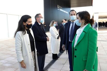 La presidenta de la Comunidad de Madrid, Isabel Díaz Ayuso (d), acompañada por el vicepresidente, Ignacio Aguado (2d), saluda a la portavoz de Vox en la Asamblea, Rocío Monasterio (i), en el hospital Isabel Zendal.
