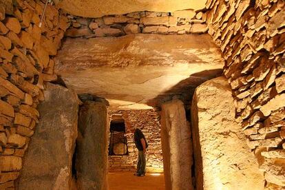 Bartolomé Ruiz en el interior del dolmen de El Romeral.