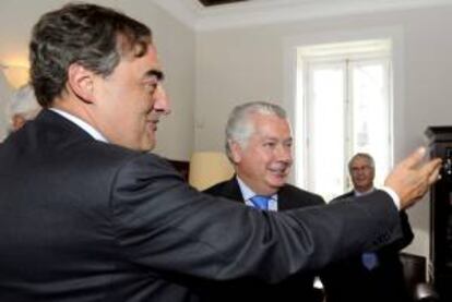 El presidente de la CEOE, Juan Rossell, (i), junto a su homólgo portugués, António Saraiva (d). EFE/Archivo