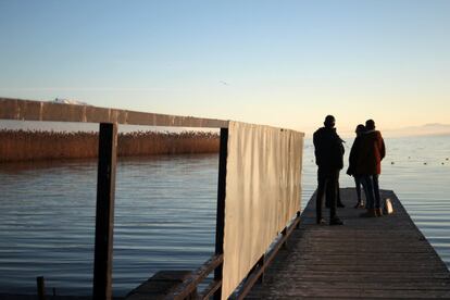 Un grupo de personas disfruta de las vistas del lago Ohrid desde una plataforma habilitada en la ciudad ribereña de Struga. El lago Ohrid, patrimonio de la humanidad de la Unesco, padece un descenso de los niveles de agua y un aumento de la contaminación por el tratamiento inadecuado de las aguas residuales. Una situación que pone en riesgo a las más de 200 especies endémicas que habitan en sus 358 kilómetros de superficie.