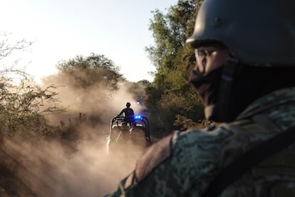 Elementos de la Guardia Nacional y del Ejército mexicano durante un operativo en el Estado de Guanajuato, en noviembre de 2024.