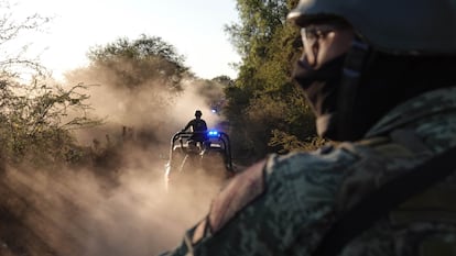 Elementos de la Guardia Nacional y del Ejército mexicano durante un operativo en el Estado de Guanajuato, en noviembre de 2024.