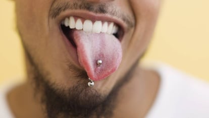 Un joven con un 'piercing' en la lengua.