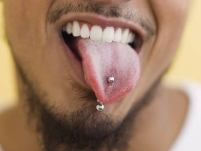 Un joven con un &#039;piercing&#039; en la lengua.