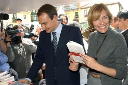 José Luis Rodríguez Zapatero, junto a su esposa, Sonsoles Espinosa, en la Feria del Libro de León.