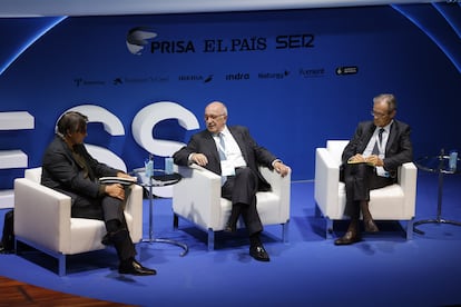 Desde la izquierda, el director adjunto de El País, Claudi Pérez; el exministro y excomisario europeo, Joaquín Almunia y Jordi Gual, presidente de VidaCaixa, durante el foro World in Progress Barcelona.