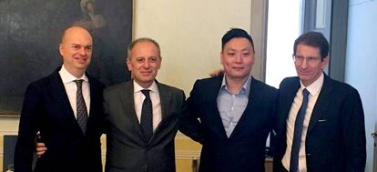 De izquierda a derecha el consejero delegado del AC Mi&aacute;n Marco Fassone, el consejero delegado de Fininvest, David Han Li, delegado del grupo comprador y el director de desarrollo de negocio de Fininvest Alessandro Franzosi.