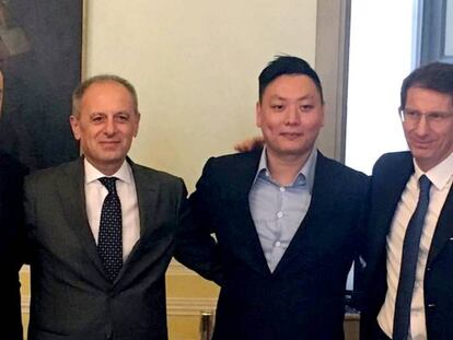 De izquierda a derecha el consejero delegado del AC Mi&aacute;n Marco Fassone, el consejero delegado de Fininvest, David Han Li, delegado del grupo comprador y el director de desarrollo de negocio de Fininvest Alessandro Franzosi.