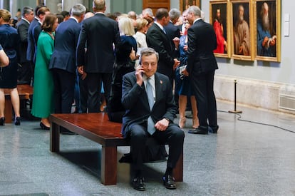 El primer ministro de Italia, Mario Draghi, habla por teléfono sentado en una de las salas del Museo del Prado, el miércoles. Draghi abandonó ayer por la noche y de forma precipitada la cumbre de la OTAN a la que asistía en Madrid. El mandatario italiano, que ha sido uno de los protagonistas de las acciones políticas en los últimos meses desplegadas por la Unión Europea y los socios atlánticos en la guerra de Ucrania, decidió regresar a Italia por las tensiones internas que se viven en su gobierno.