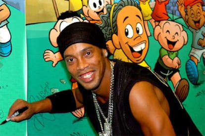 Ronaldinho posa junto a una viñeta de <i>Ronaldinho Gaucho</i>, su <i>alter ego</i> de papel.