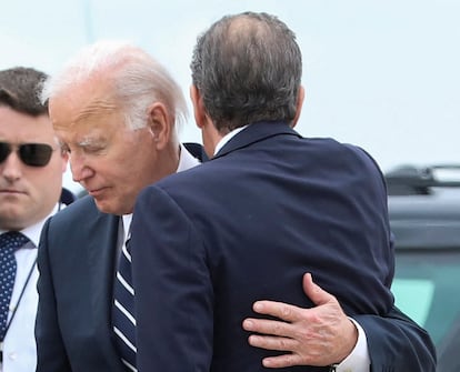 El presidente de Estados Unidos, Joe Biden, abraza a su hijo Hunter Biden, a su llegada a New Castle (Delaware), horas después del fallo del jurado.