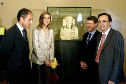 La infanta Cristina, con Francisco Camps, Jordi Sevilla y Diego Macià (de izquierda a derecha), junto a la Dama de Elche.