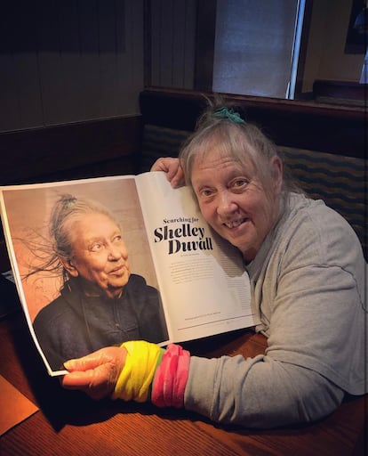 Shelley Duvall posa con el ejemplar de 'The Hollywood Reporter' en el que rompió su silencio de años y contó su historia, en una imagen compartida en redes sociales por la revista.