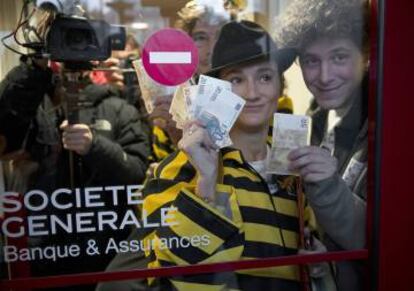 Miembros del movimiento StopBanque, sacando todo el dinero de sus cuentas como les había pedido 'The King'.