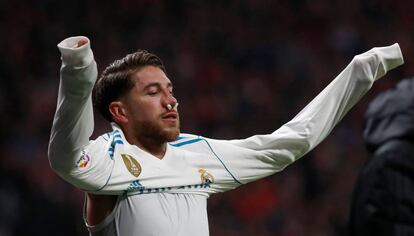 Sergio Ramos se cambia de camiseta después de que le rompieran la nariz.