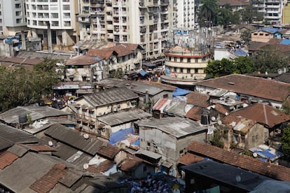 El barrio de Kamathipura, en pleno centro de Mumbai, es el burdel más antiguo de India y uno de los más grandes del mundo. El slum hacina alrededor de 7.000 prostitutas atrapadas en redes de tráfico humano.