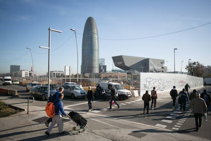 Varias personas caminan en las cercan&iacute;a de la Torre Glorias junto al Disseny Hub Barcelona.