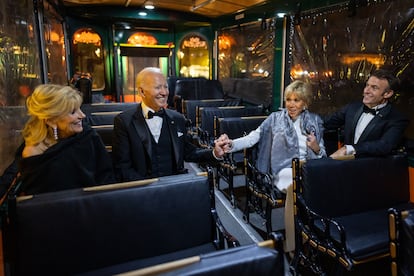 El jueves 1 de diciembre tuvo lugar la primera cena de Estado de la presidencia de Joe Biden en la Casa Blanca. En ella los invitados de honor fueron el presidente francés Emmanuel Macron y su esposa, Brigitte Macron. Además de la primera cena de gala, esta es la primera visita de estado desde 2021.