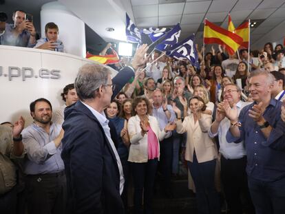 Feijóo, acompañado por parte de la dirección del PP, celebra el resultado de las elecciones europeas en la sede del PP de Madrid.