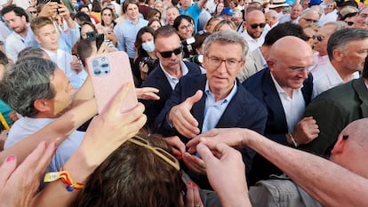 El presidente del PP, Alberto Núñez Feijóo, saluda durante un acto de campaña de su partido, en la plaza de San Pablo de Valladolid, el martes.