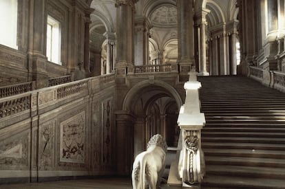 Naboo es seguramente el planeta de estética más refinada de las seis películas estrenadas hasta ahora. Su recreación recuerda por momentos a las ciudades élficas de 'El Señor de los Anillos' o el impacto de Santa Sofía o la Mezquita Azul de Estambul. El palacio real en un mundo de estas características tenía que ser especialmente atractivo. Se escogió el palacio de Caserta, concebido por Carlos III de España para ser la sede de la Corte del Reino de Nápoles. El monarca quería un palacio a la altura de Versalles, por lo que no se escatimó en gastos. Su escalera de honor (en la foto), que se puede apreciar en escenas de las películas, está tallada por completo en mármoles de distintos tonos. Por seguir con el gusto refinado, Naboo también fue recreado usando otro escenario italiano, la lujosísima Villa Balbianello, junto al Lago Como.